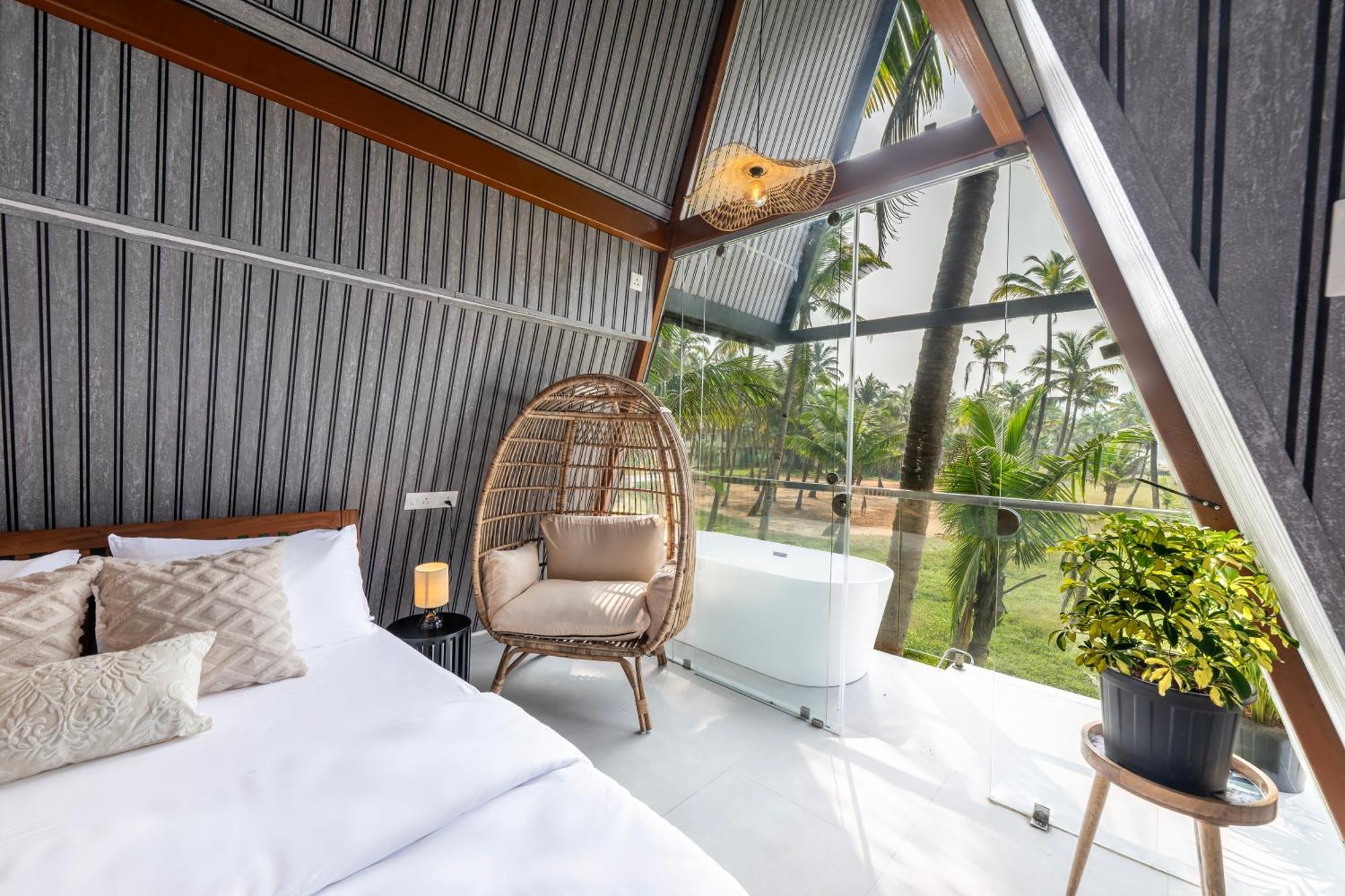 The Rose Goa Beach Resort Агонда Экстерьер фото